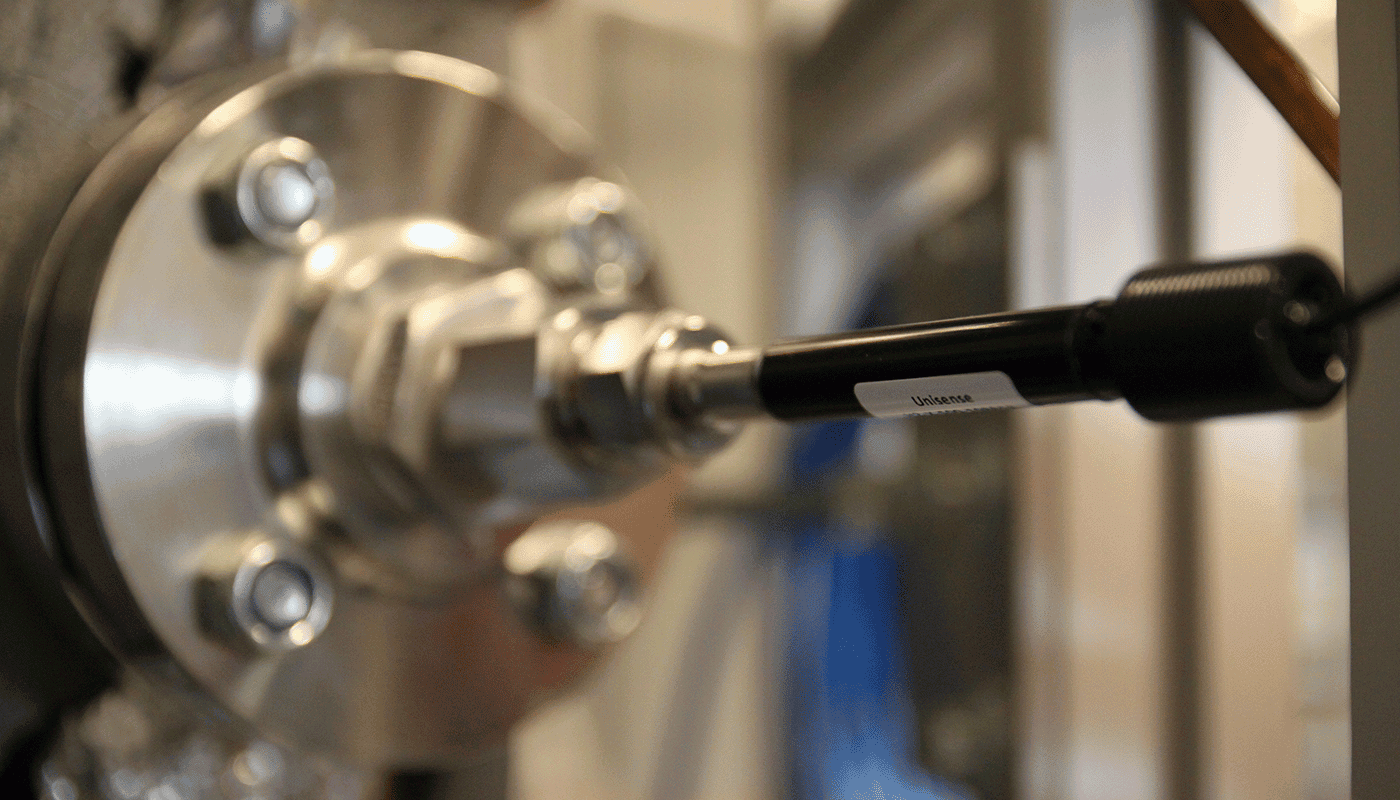 Hydrogen sensor integrated in reactor